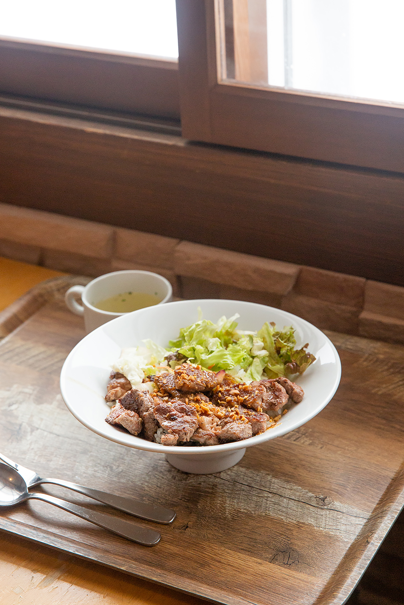 丼に盛られた食事